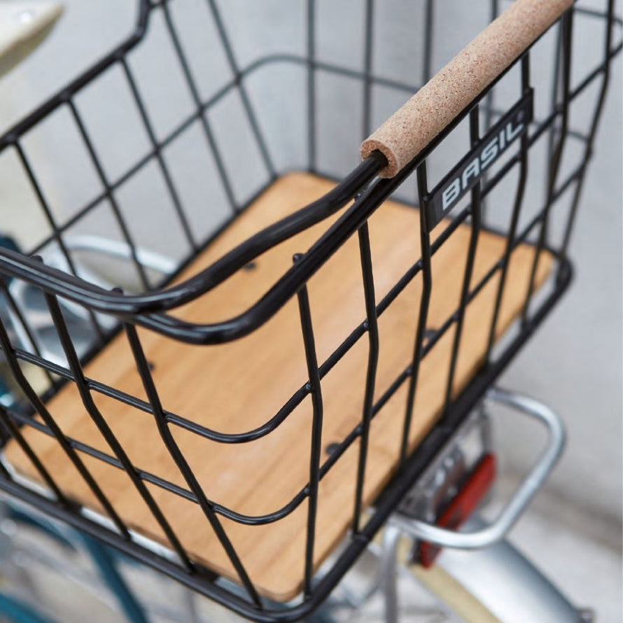 Panier vélo en acier avec fond en bambou et poignée confortable Basil Nordland MIK
