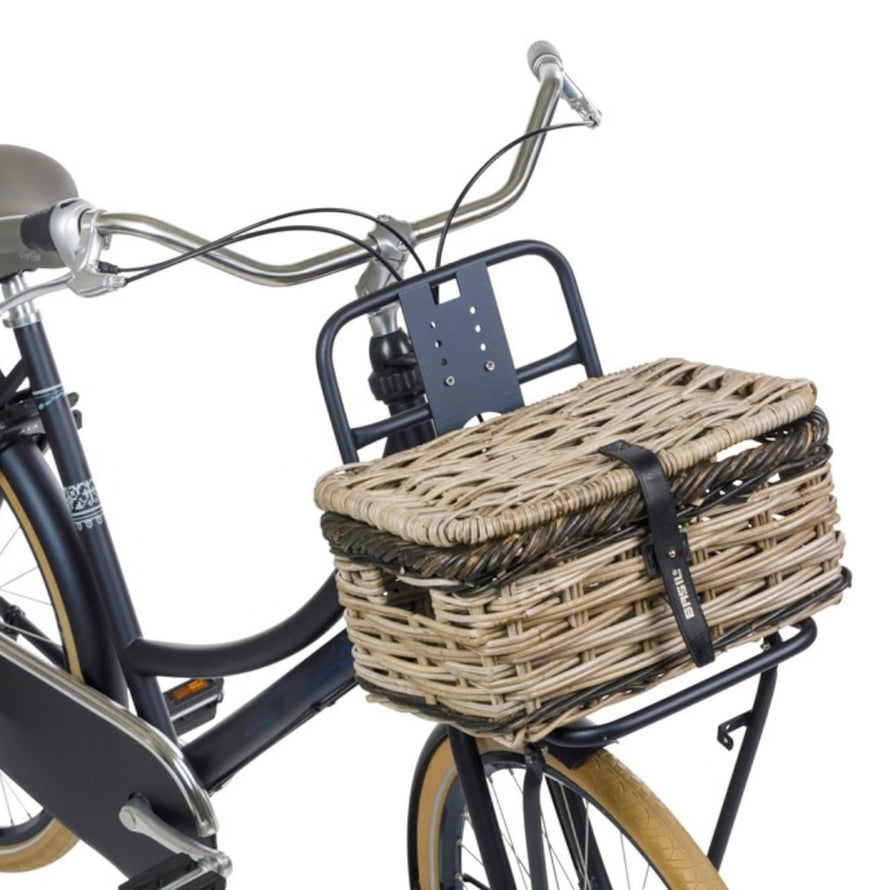 Panier avant en rotin Basil Dijon avec couvercle et sangle cuir, pratique pour vélo urbain et balades légères