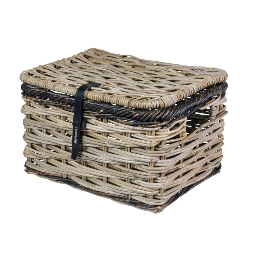 Panier vélo avant en rotin Basil Dijon avec couvercle et sangle noire, pratique pour balades et vélo urbain