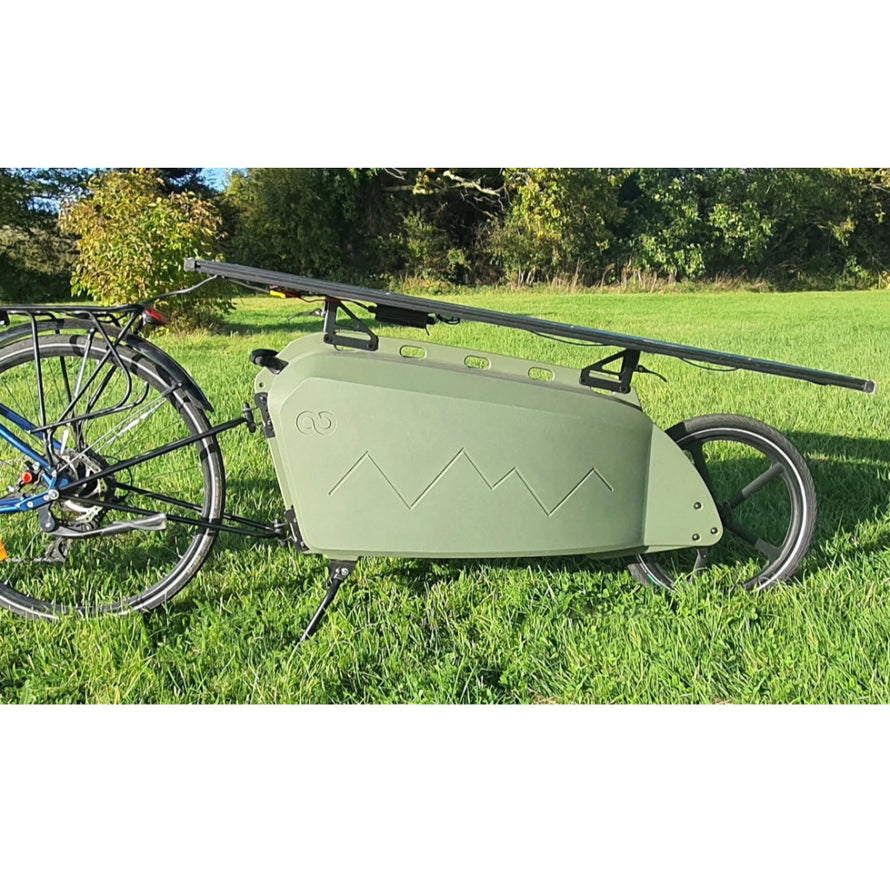 Panneau solaire sur remorque vue de coté 