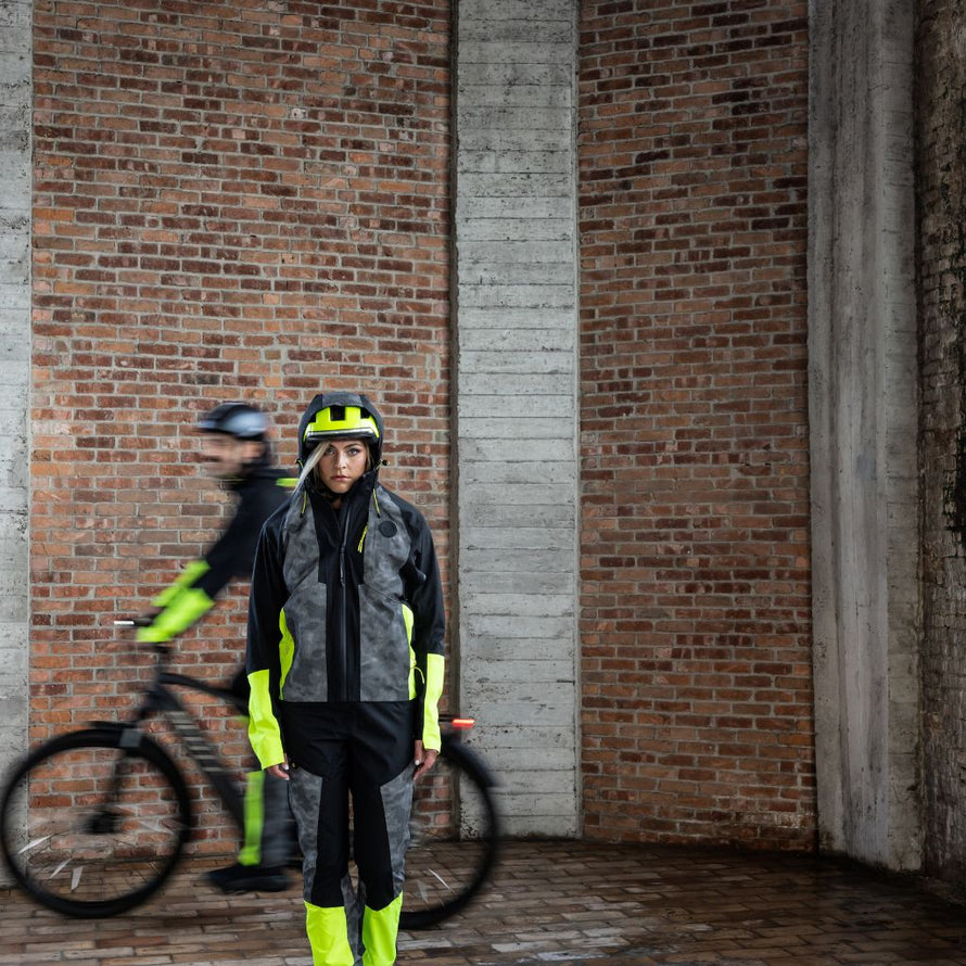 Pantalon vélo réfléchissant Wowow Etna, tissu respirant et étanche, design sobre et technique pour un confort optimal.