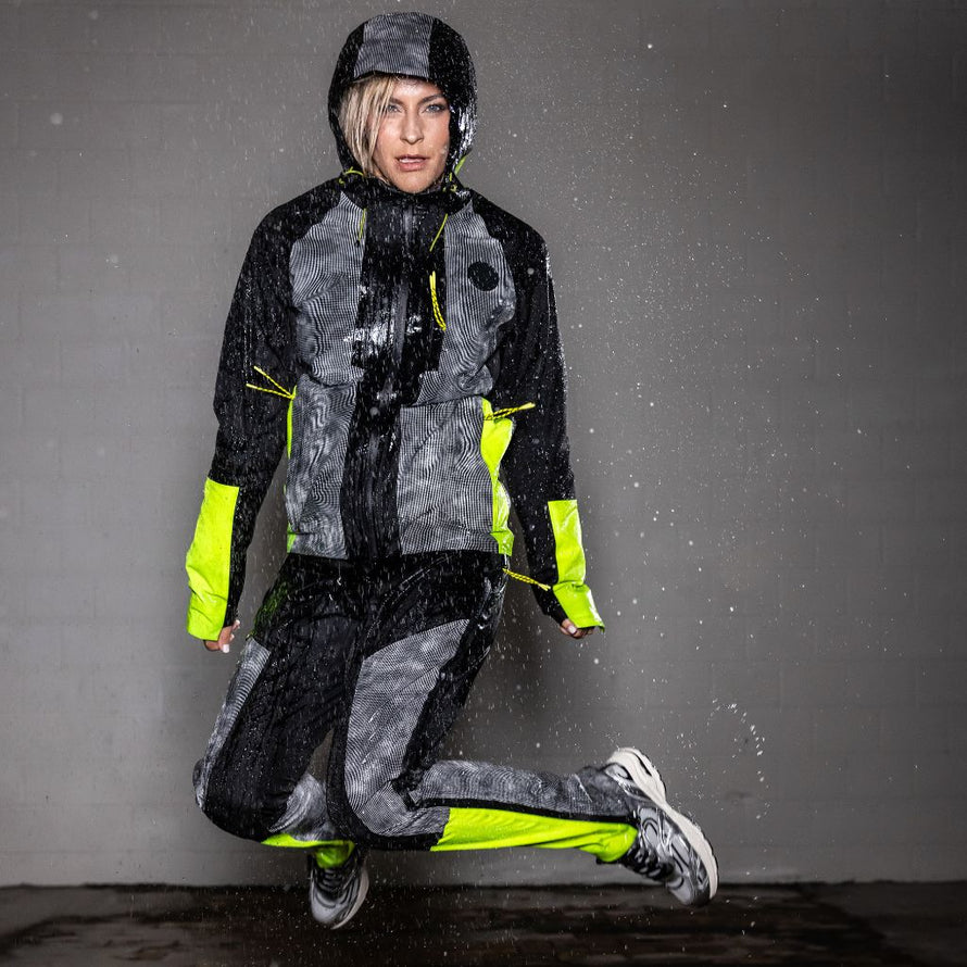 Pantalon vélo Wowow Etna, vêtement étanche et réfléchissant au style sobre et technique, idéal pour circuler confortablement sous la pluie.