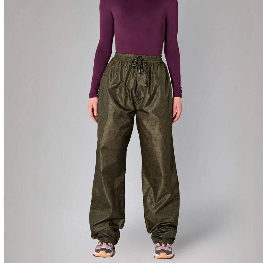 Pantalon imperméable Rainkiss Herringbone vu de face, design chic à chevrons vert olive, idéal pour rester au sec à vélo ou à pied.