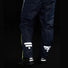Pantalon imperméable Urban Circus Iyuc vu de dos, avec éléments réfléchissants haute visibilité pour le vélotaf nocturne.
