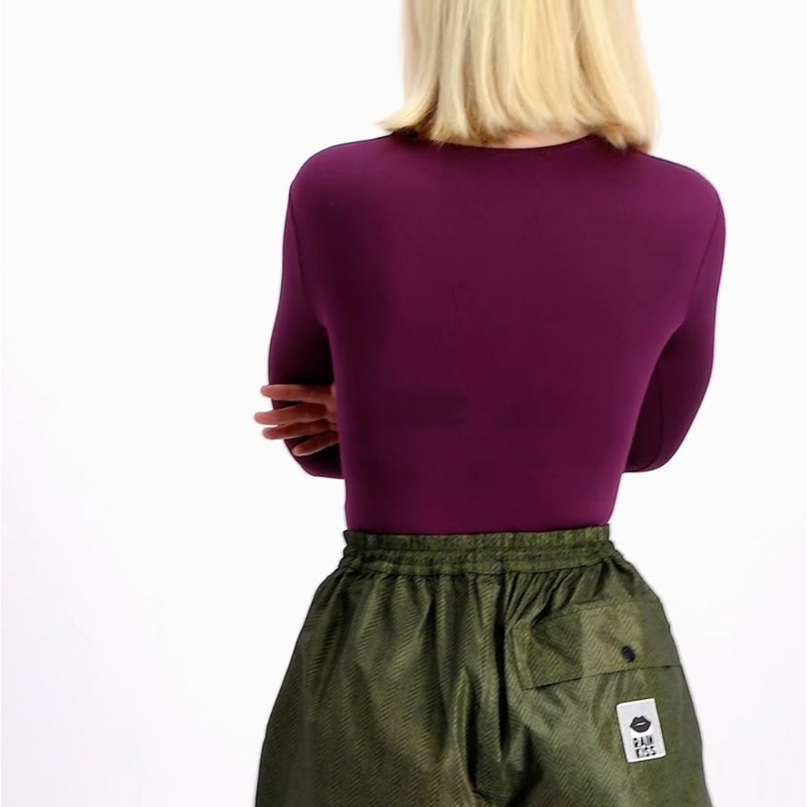 Vue arrière du pantalon de pluie Rainkiss Herringbone, coupe ample et élastique à la taille, parfait pour le vélotaf et les déplacements urbains sous la pluie.