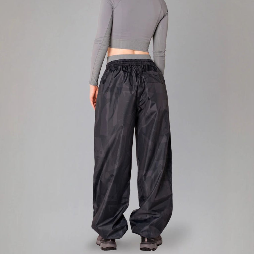 Vue arrière du pantalon imperméable Rainkiss Back to Black, design sobre et raffiné pour un look urbain intemporel à vélo.