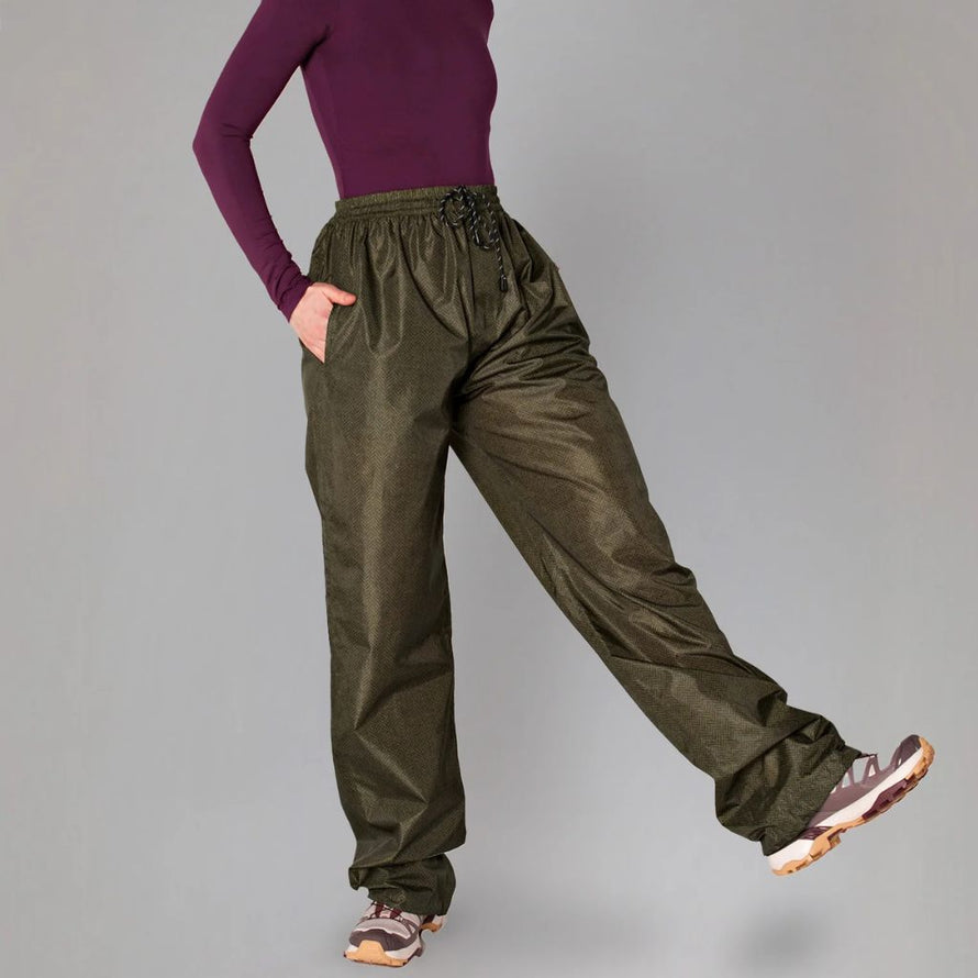 Pantalon de pluie Rainkiss Herringbone porté en situation, style décontracté et protection optimale contre les intempéries.