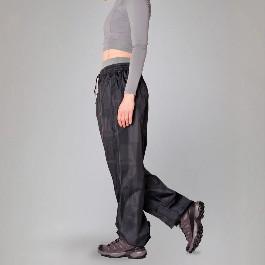 Pantalon de pluie Rainkiss Back to Black, coupe ample et moderne, idéal pour se protéger élégamment des averses en ville.