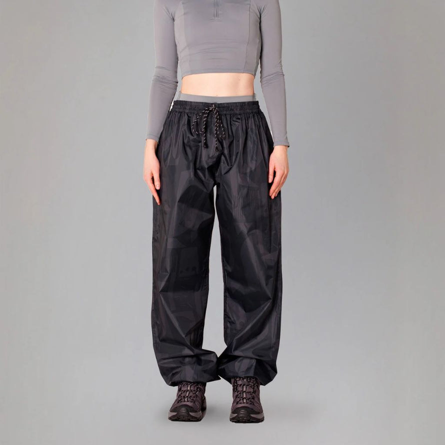 Pantalon de pluie Rainkiss Back to Black pour le vélotaf, confort souple et protection complète contre la pluie pour les trajets quotidiens.