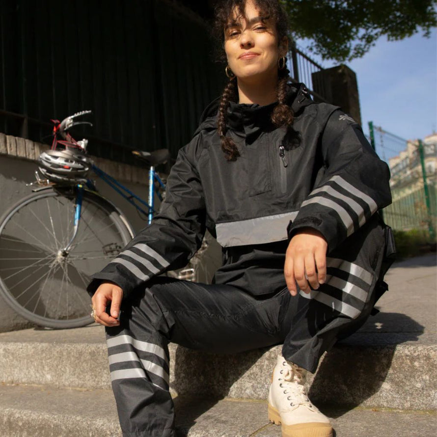 cycliste urbaine avec pantalon de pluie urban circus optimiste noir ouverture latérale
