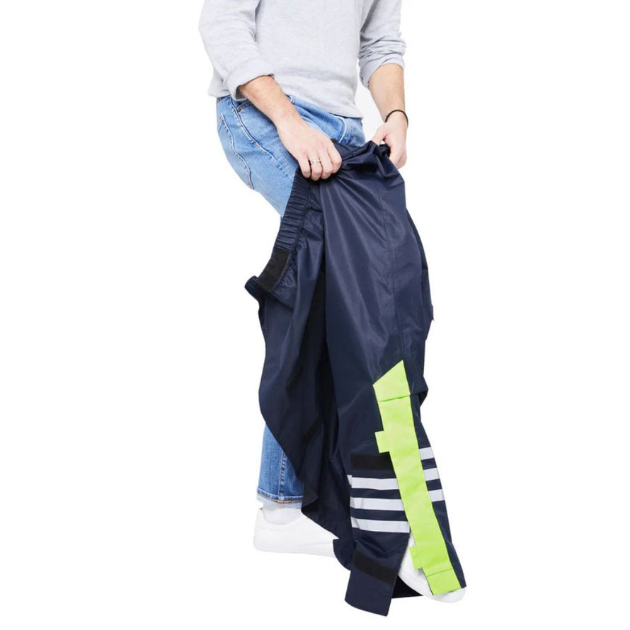 enfilage rapide du pantalon de pluie urban circus optimiste bleu sans enlever les chaussures