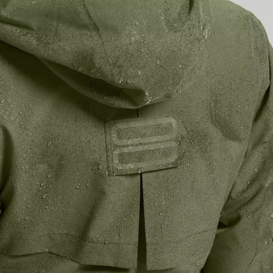 Détail imperméable de la parka pluie chaude vert olive pour femmes Mosse Basil avec gouttes d'eau sur tissu