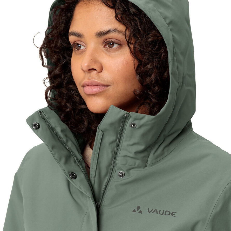 Zoom sur la capuche et fermeture de la parka vélo femme Cyclist II Vaude, imperméable et chaude