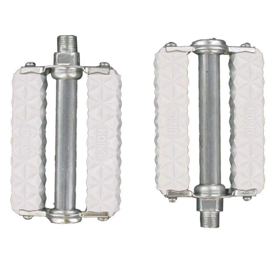 Deux pédales blanches de vélo de style rétro. 