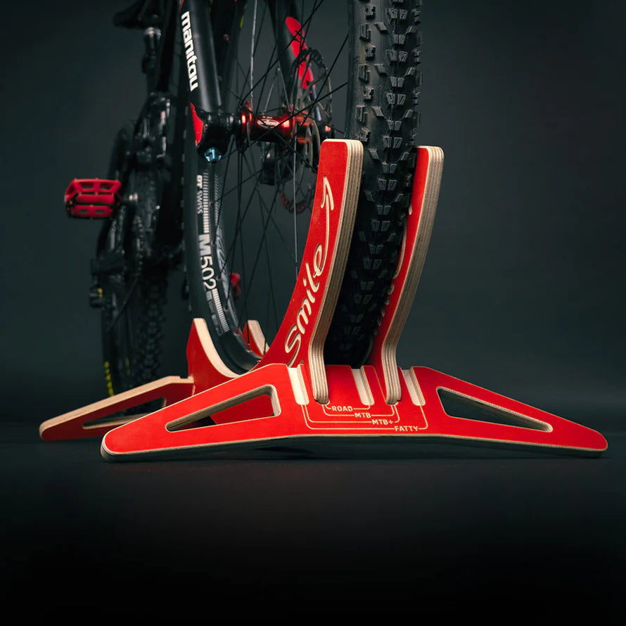 Le Smile Bike Stand permet de stationner votre vélo en quelques secondes sans béquille. Léger, robuste et esthétique, il s’intègre facilement à tout espace intérieur ou extérieur.