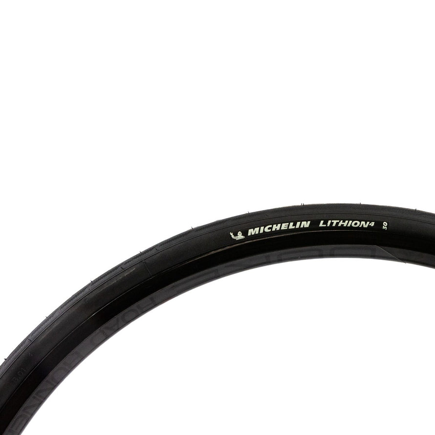 Pneu Michelin Lithion 4 700 pour vélo route, alliant robustesse et performance sur routes asphaltées