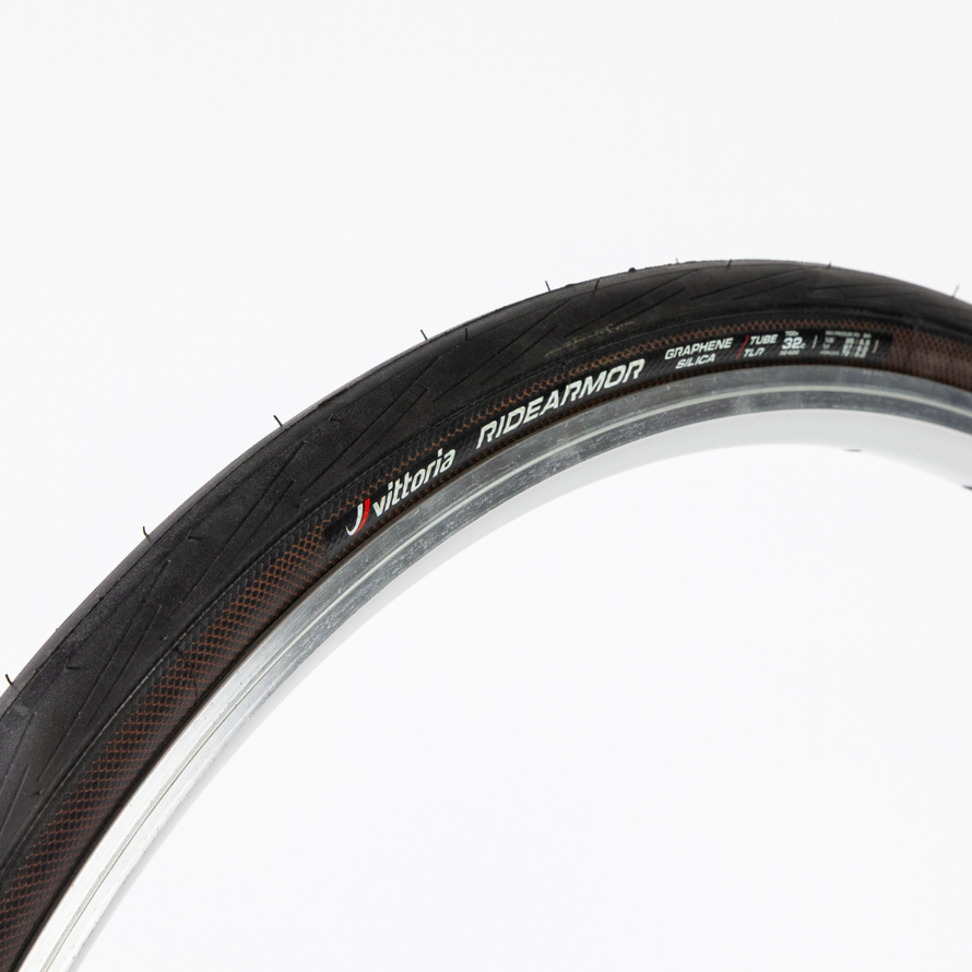 Pneu vélo route Vittoria RideArmor II 700x32c tubeless ready monté sur jante, vue trois-quarts