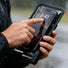 Pochette telephone etanche Outplorer avec fixation magnetique et verrou securite pour velo sous la pluie