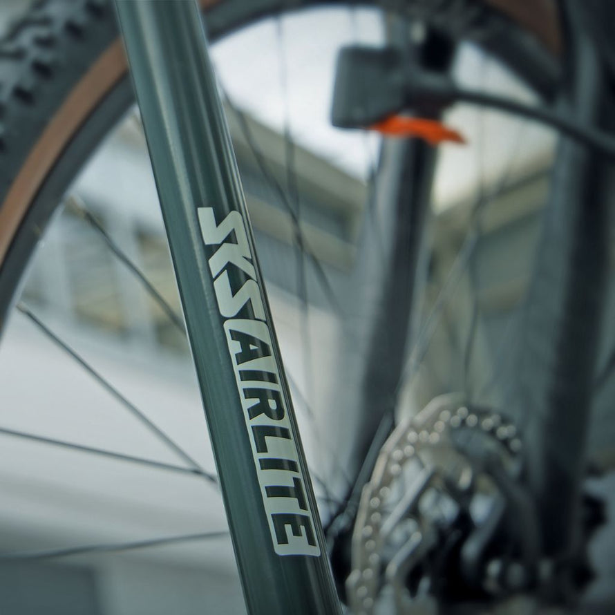 Pompe à pied pour vélos en acier et plastique avec manomètre SKS Airlite