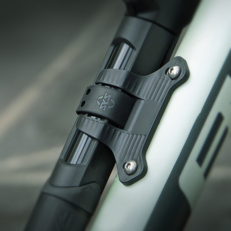 Pompe à main SKS Injex Plus avec support de montage solide pour un transport facile sur cadre de vélo