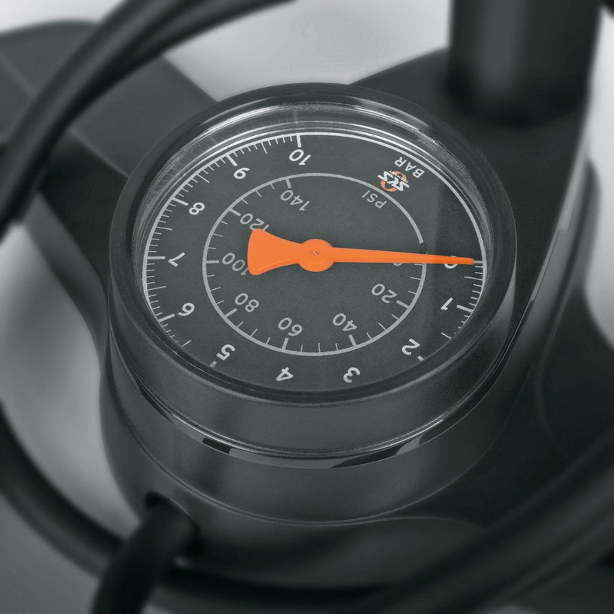 Pompe à pied avec grand manomètre pour gonfler les pneus des vélos jusqu'à 10 bar