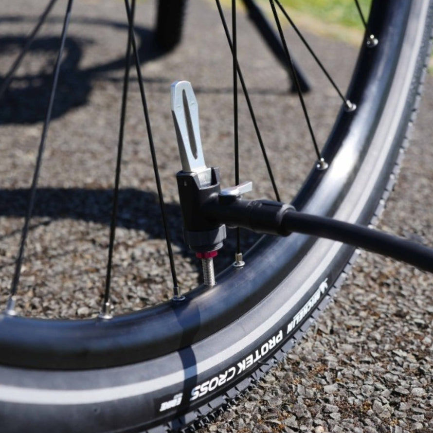 Pompe a pied Michelin Air Tank Tubeless avec compresseur pour un gonflage velo tubeless rapide et precis