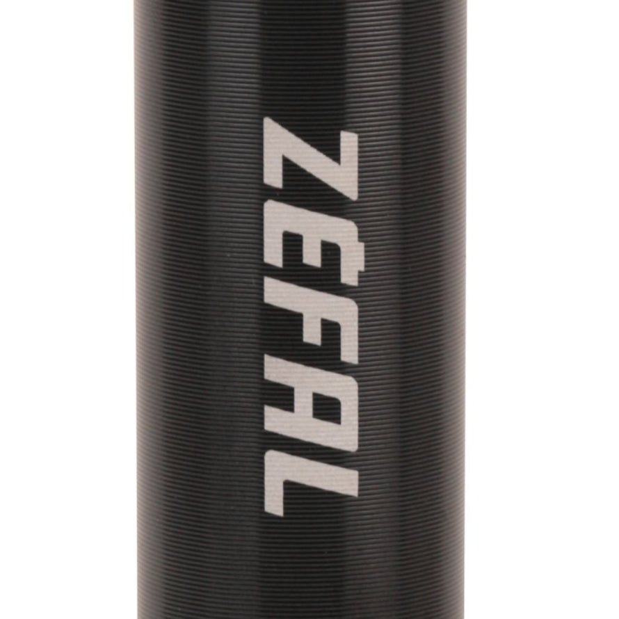 Mini-pompe gravel Zéfal Gravel Mini utilisée pour regonfler un pneu gravel