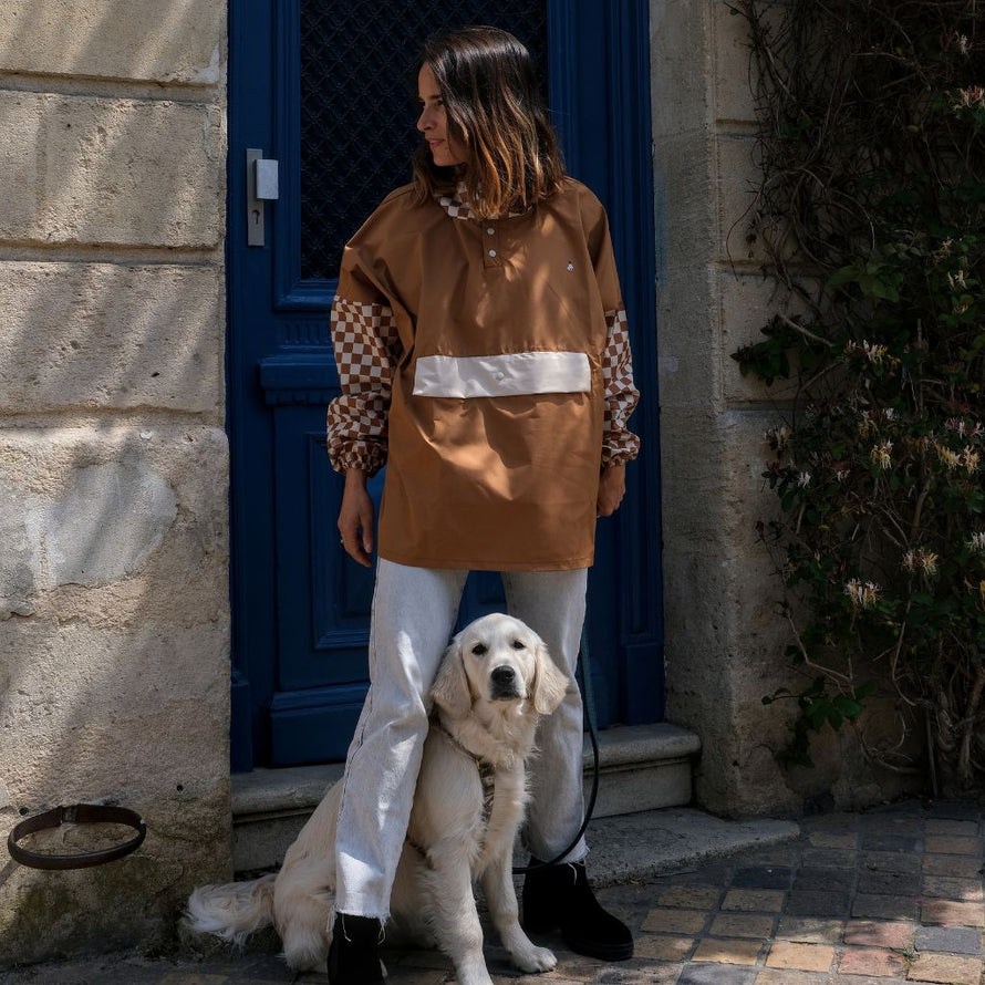Poncho de pluie court Poule Party Damier Marron vélo déperlant recyclé urbain unisexe coordonné élégant