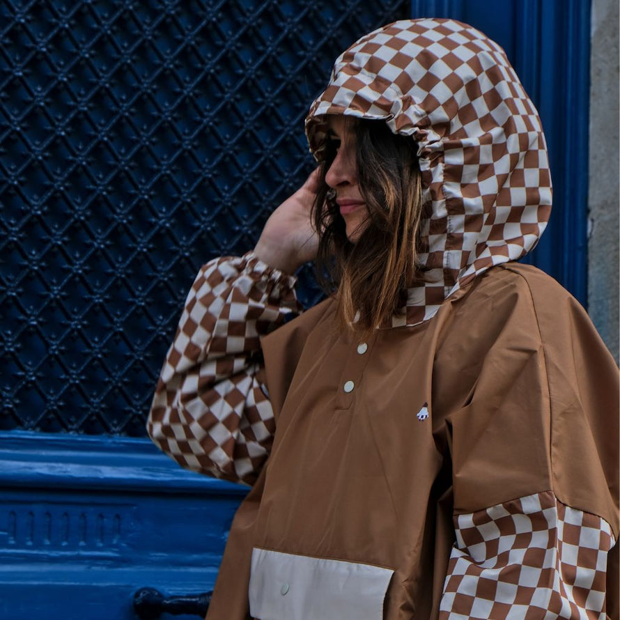 Poncho de pluie court Poule Party Damier Marron vélo urbain pratique unisexe coordonné élégant