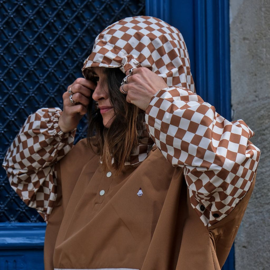 Poncho de pluie court Poule Party Damier Marron vélo déperlant recyclé urbain pratique élégant