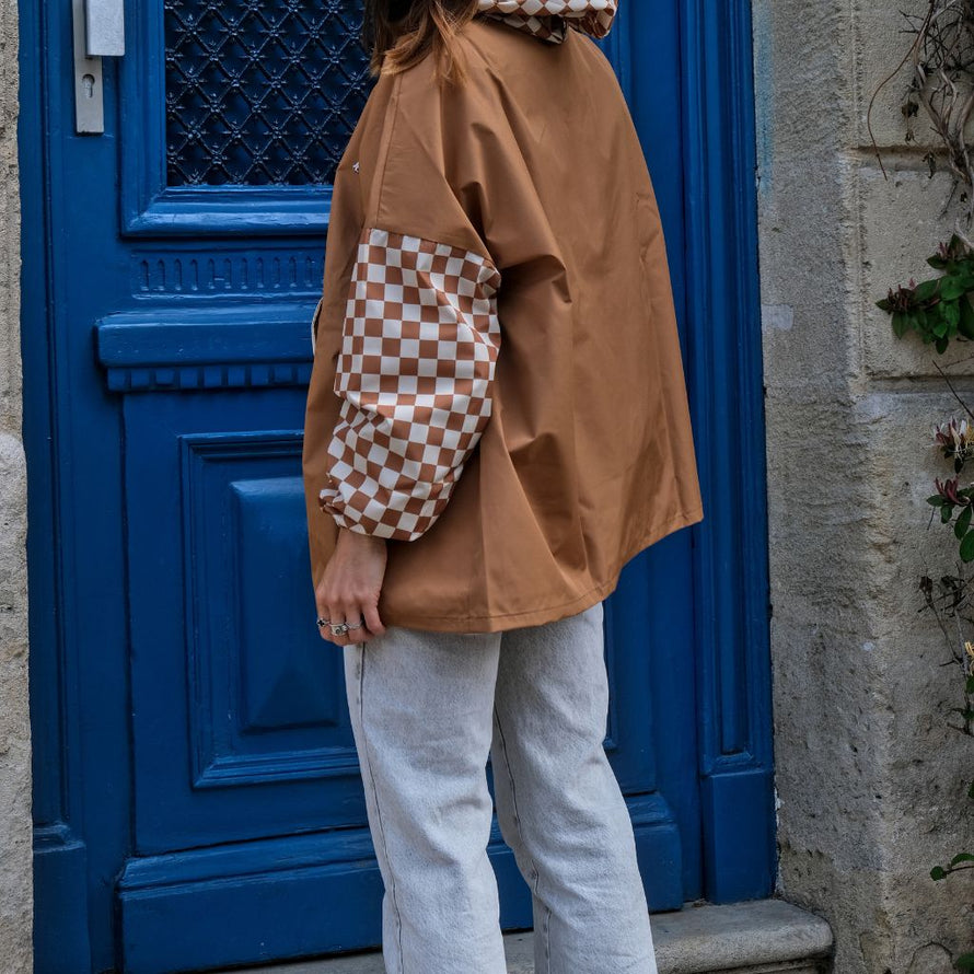 Poncho de pluie court Poule Party Damier Marron vélo déperlant recyclé urbain pratique coordonné élégant