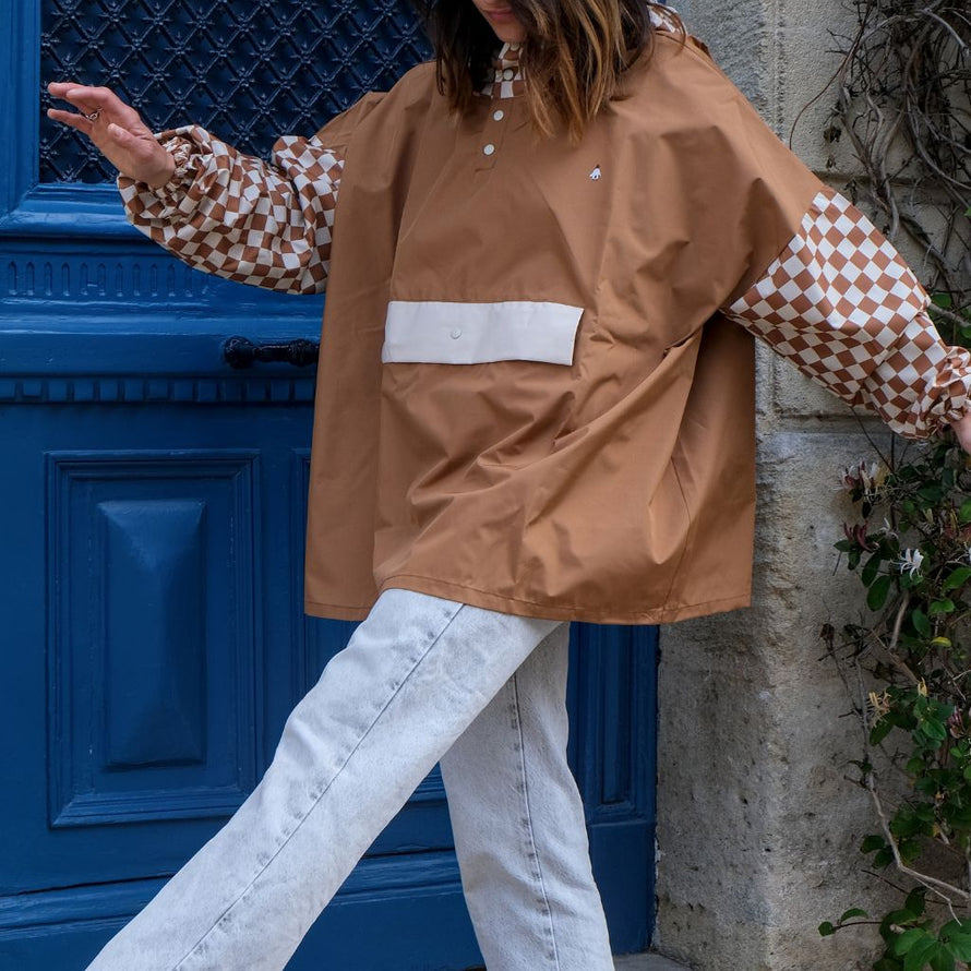 Poncho de pluie court Poule Party Damier Marron vélo déperlant recyclé urbain pratique unisexe coordonné élégant