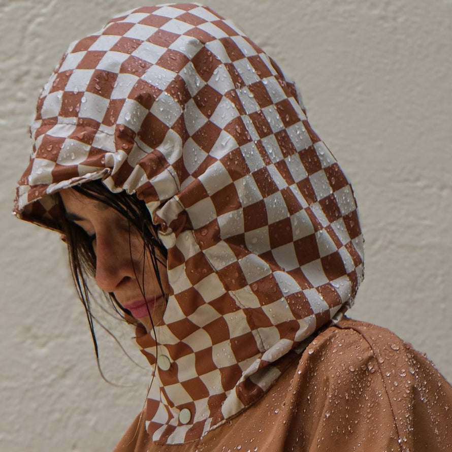 Poncho de pluie court Poule Party Damier Marron vélo déperlant recyclé urbain pratique unisexe capuche élégant