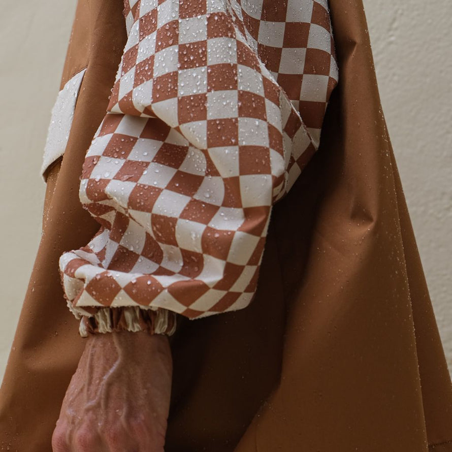 Poncho de pluie court Poule Party Damier Marron vélo déperlant recyclé urbain pratique élégant