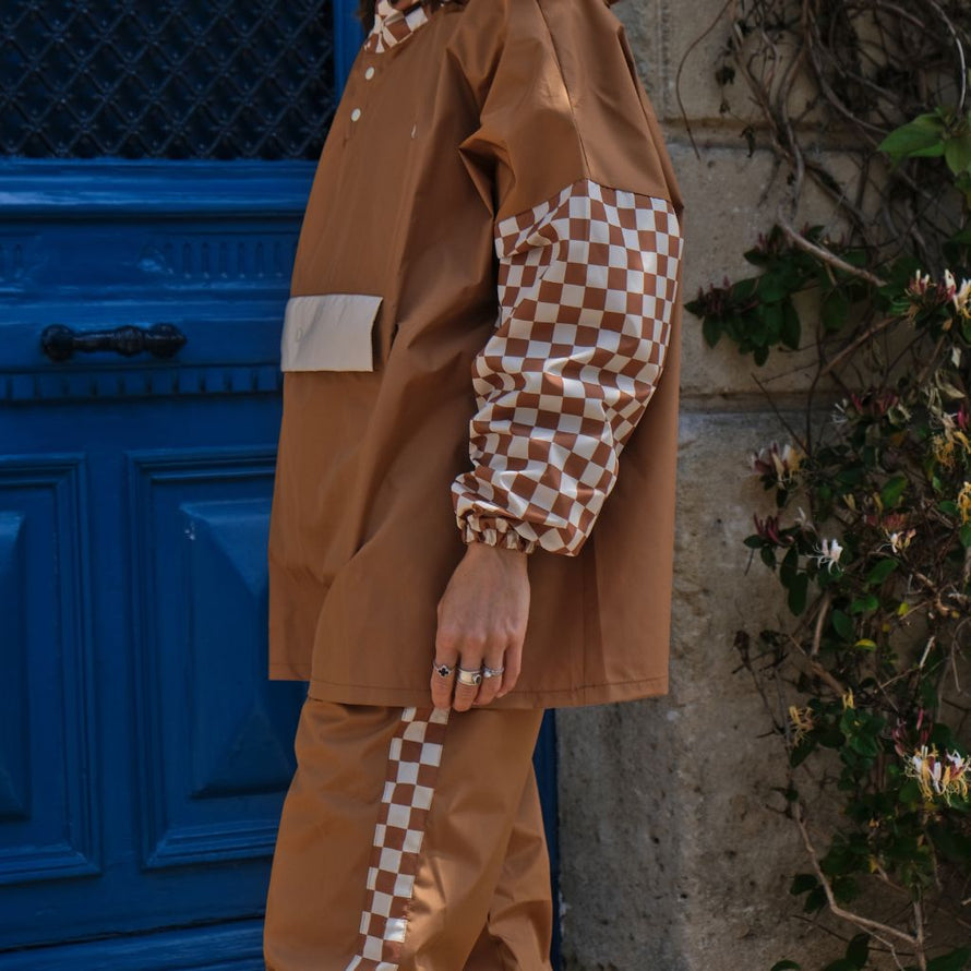 Poncho de pluie court Poule Party Damier Marron vélo déperlant recyclé urbain pratique unisexe élégant