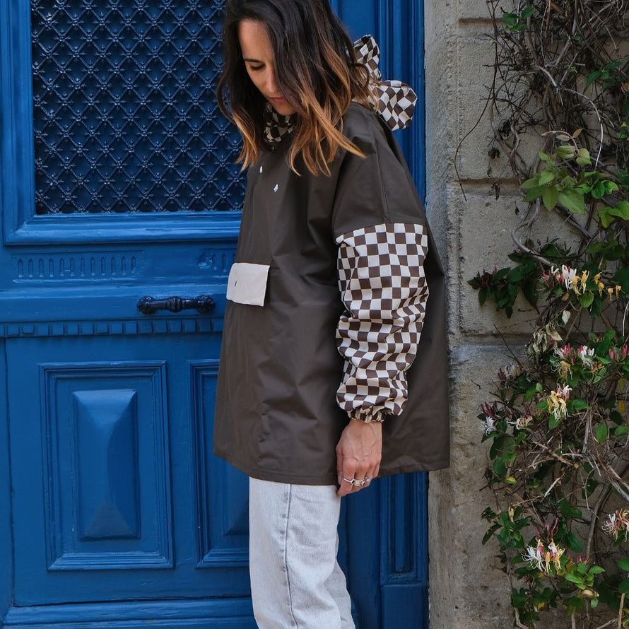 Poncho de pluie court Poule Party adulte  Damier Kaki vélo deperlant recyclé urbain ville pratique capuche style original écoresponsable