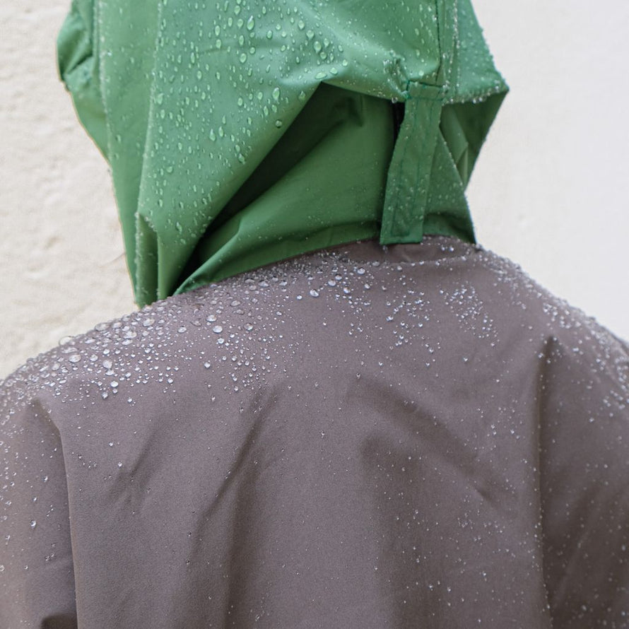 Poncho de pluie court Poule Party adulte Kaki vélo recyclé urbain ville pratique capuche style original écoresponsable