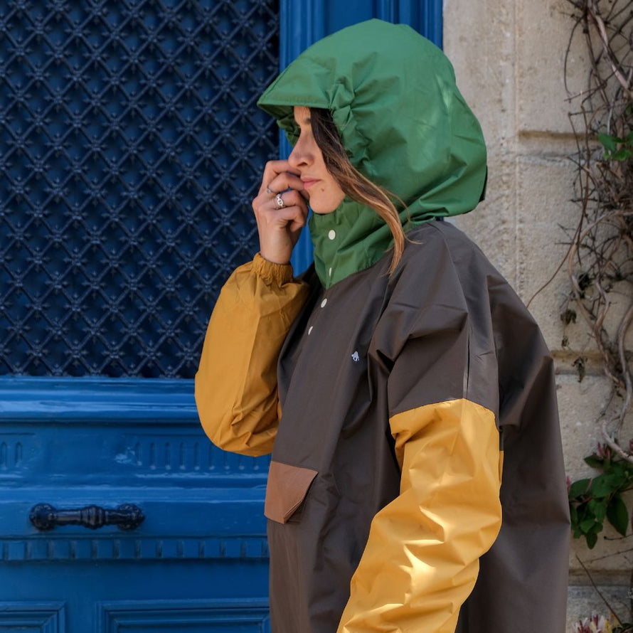 Poncho de pluie court Poule Party adulte Kaki vélo deperlant urbain ville pratique capuche style original écoresponsable