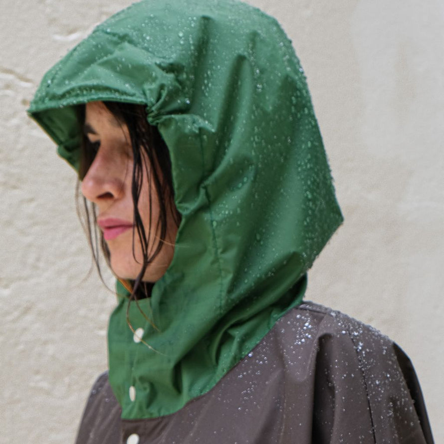 Poncho de pluie court Poule Party adulte Kaki vélo deperlant recyclé urbain capuche style original écoresponsable