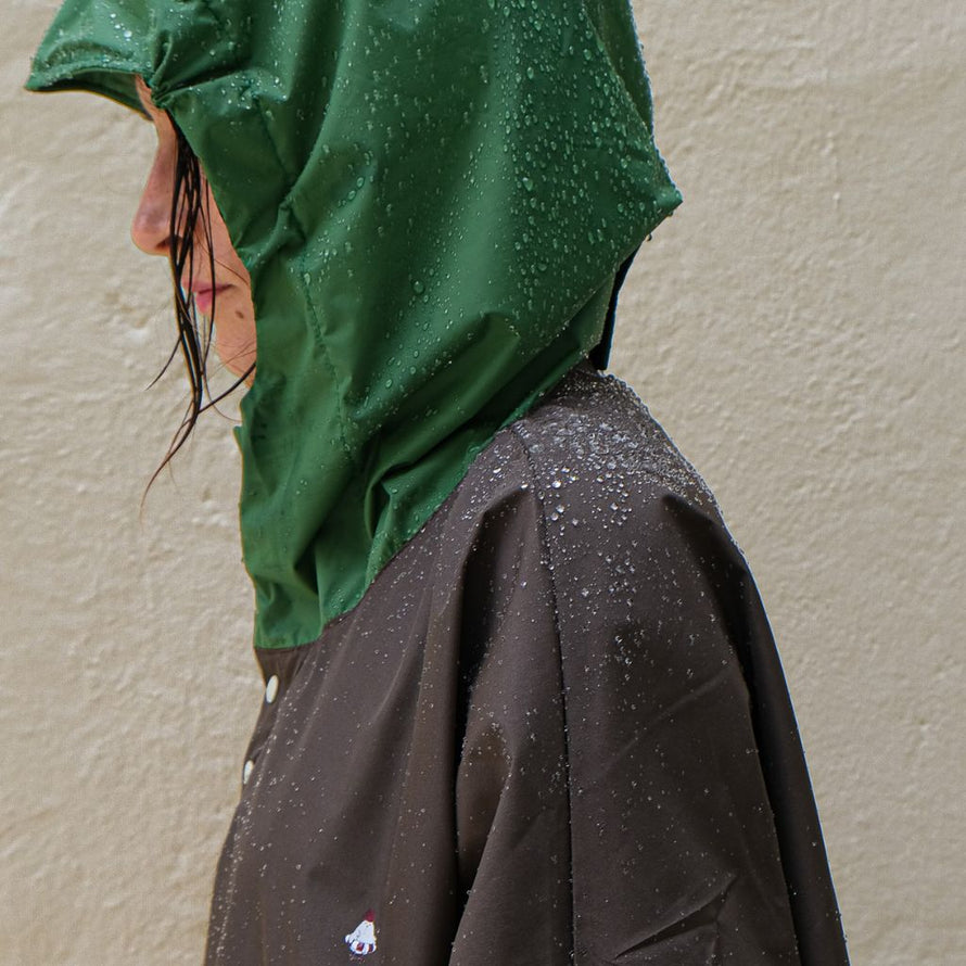 Poncho de pluie court Poule Party adulte Kaki vélo deperlant recyclé urbain ville pratique capuche écoresponsable
