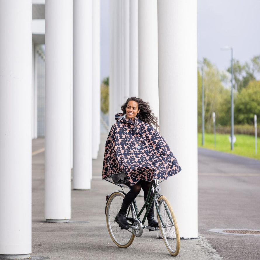 Cape de pluie vélo légère imperméable recyclée unisexe avec capuche pratique.