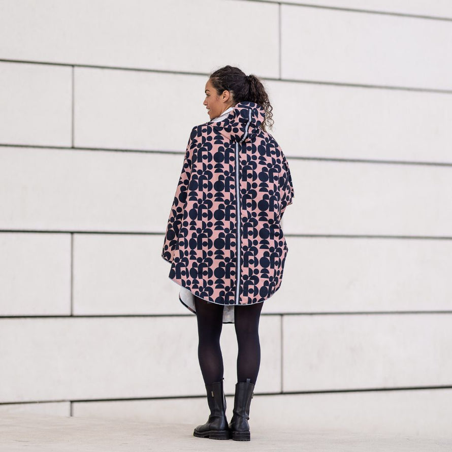 Poncho de pluie vélo urbain unisexe imperméable en tissu recyclé avec capuche protectrice.