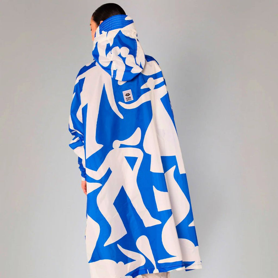 Poncho de pluie Rainkiss Blue Dance par Timo Kuilder, imprimé artistique bleu et blanc inspiré du mouvement, parfait pour les trajets urbains sous la pluie.