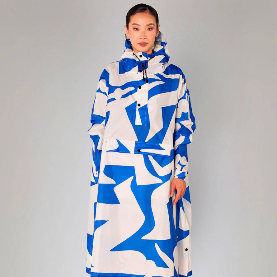 Vue avant du poncho imperméable Rainkiss Blue Dance signé Timo Kuilder, design graphique contemporain et coupe ample pour un look créatif et fonctionnel.
