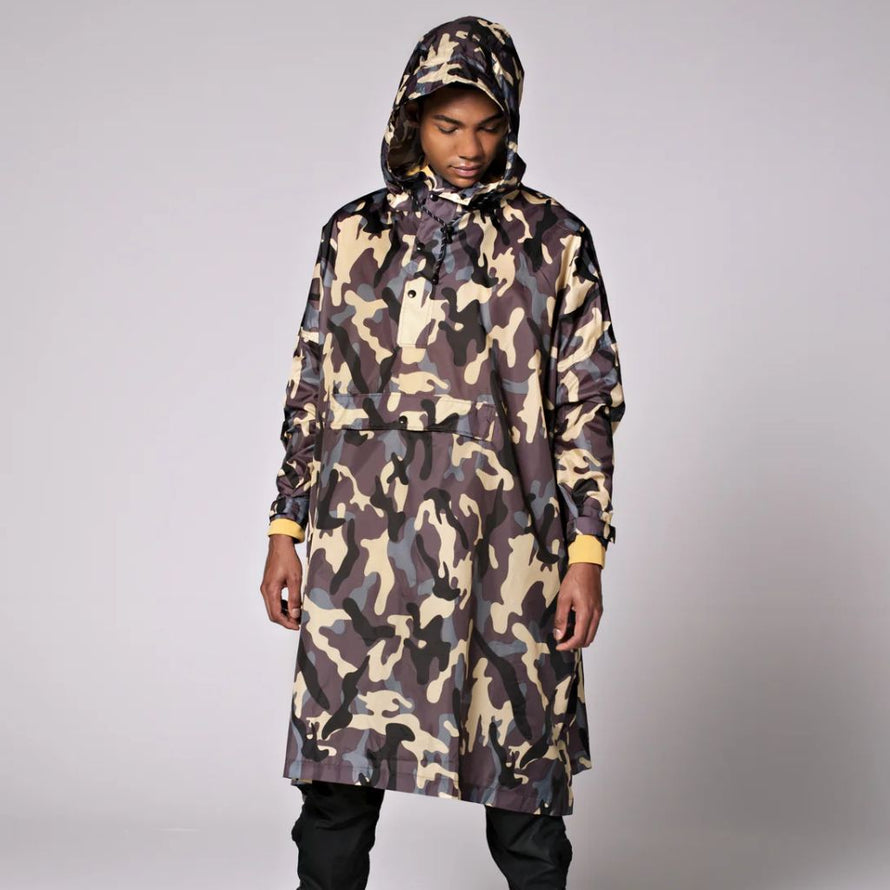 Poncho de pluie Rainkiss à imprimé camouflage, design mixte et urbain, idéal pour pédaler ou marcher sous les intempéries.