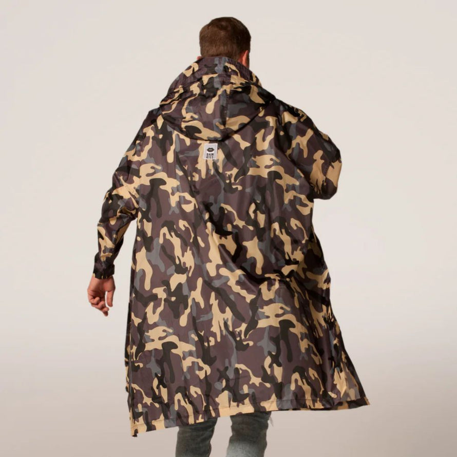 Vue arrière du poncho imperméable Rainkiss Camo, capuche ajustée et coupe ample pour une protection optimale sous la pluie.