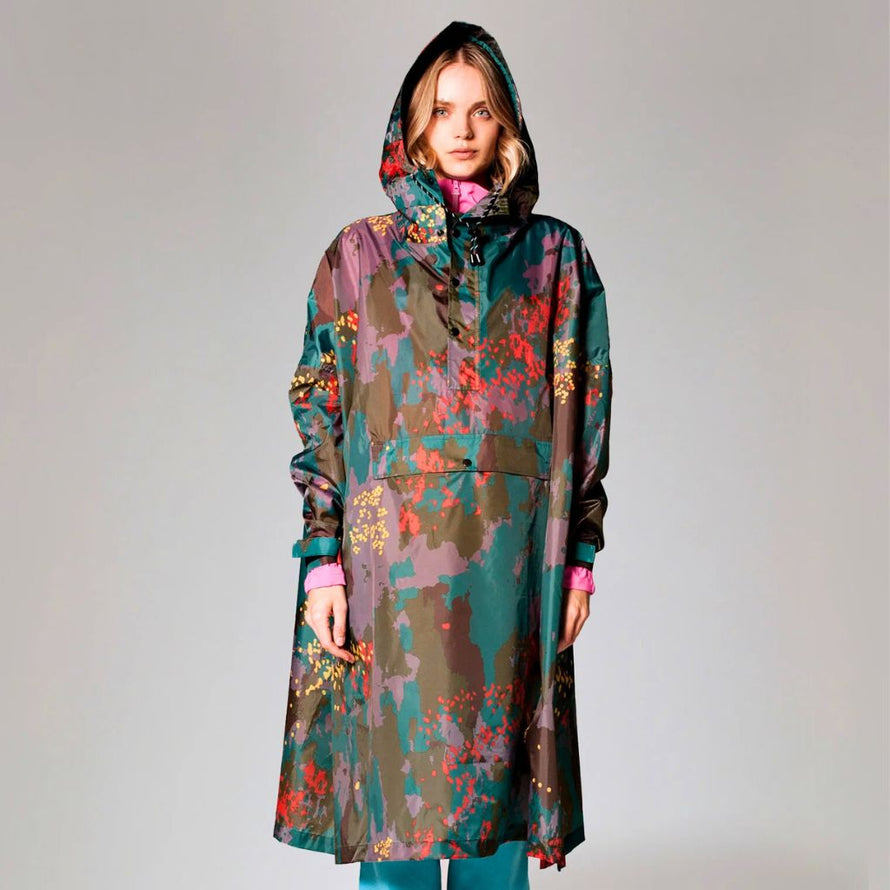 Poncho de pluie Rainkiss Digi Forest Camo, imprimé camouflage numérique aux tons verts, rouges et violets, idéal pour un style audacieux et urbain sous la pluie.
