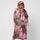 Poncho de pluie Rainkiss Digi Spring Camo, imprimé camouflage printanier rose et vert, alliant protection imperméable et style audacieux pour le vélotaf.
