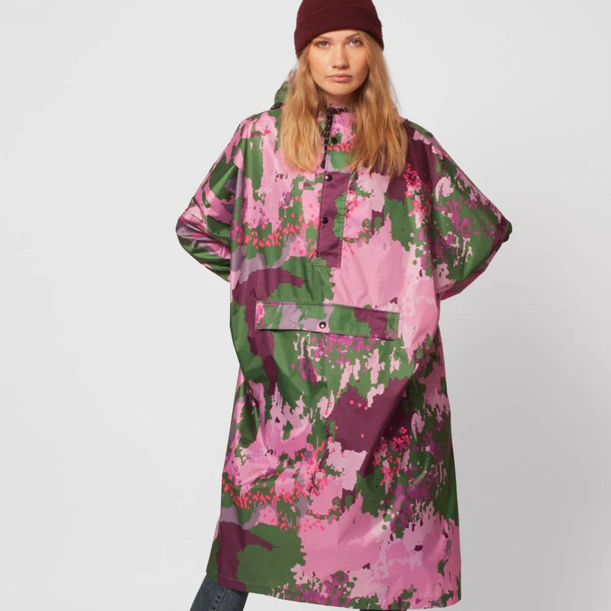 Vue avant du poncho imperméable Rainkiss Digi Spring Camo, design coloré inspiré du renouveau printanier, parfait pour rester au sec avec élégance.