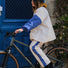 Poncho de pluie court Poule Party Old School avec capuche ocre et manches bleues, style vintage imperméable pour cyclistes